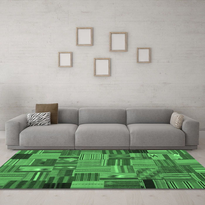 Machine Washable Patchwork Emerald Green Transitional Area Rugs in a Living Room,, wshcon1666emgrn