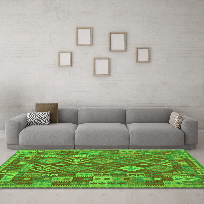 Machine Washable Oriental Green Traditional Area Rugs in a Living Room,, wshcon1673grn