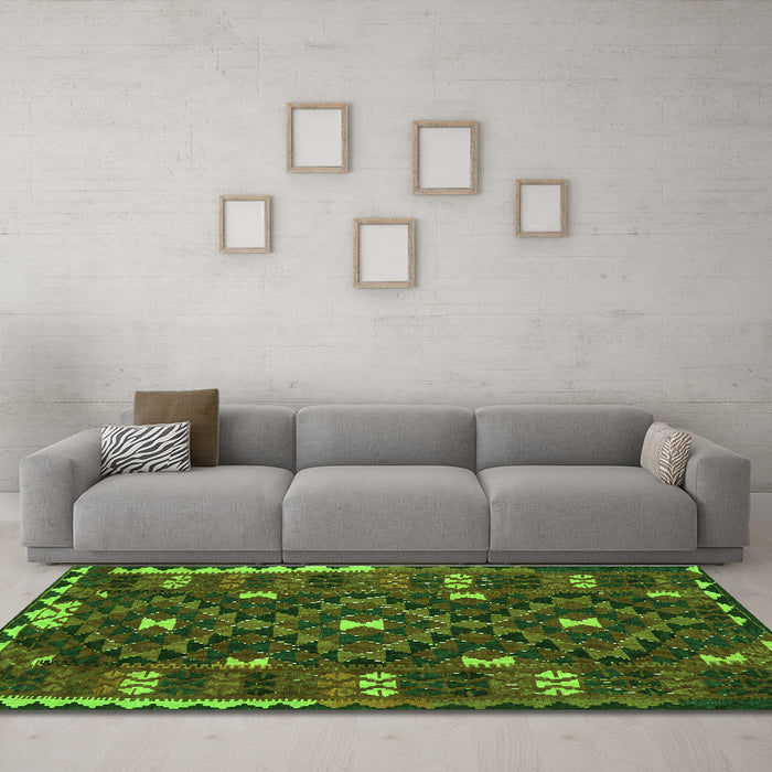 Machine Washable Oriental Green Traditional Area Rugs in a Living Room,, wshcon1690grn