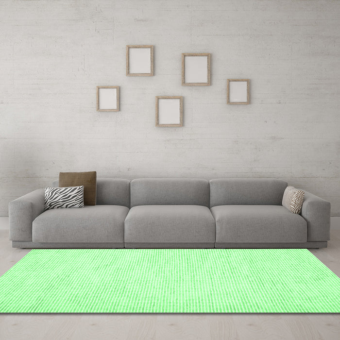 Machine Washable Solid Emerald Green Modern Area Rugs in a Living Room,, wshcon1747emgrn