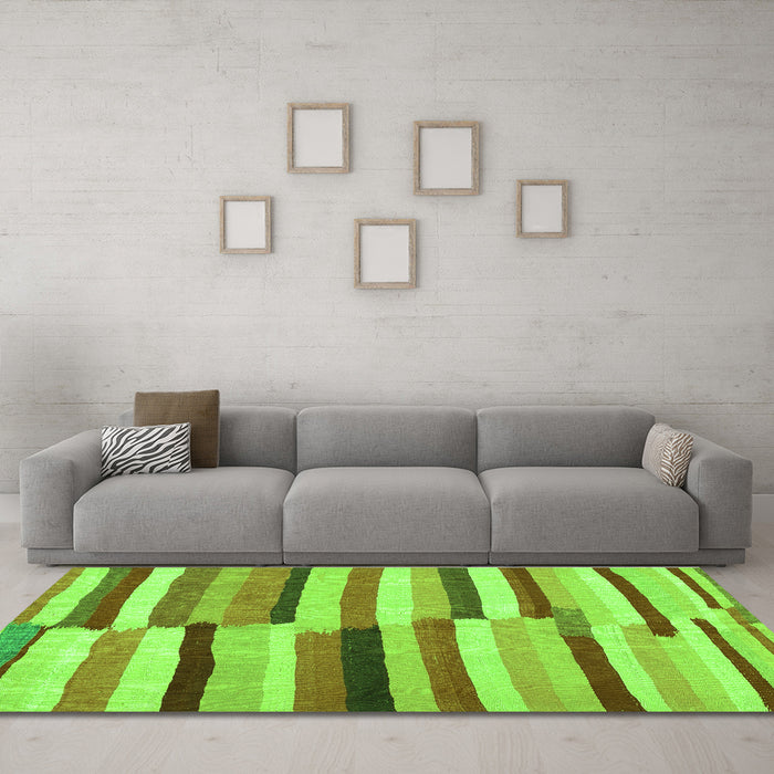 Machine Washable Oriental Green Traditional Area Rugs in a Living Room,, wshcon1756grn