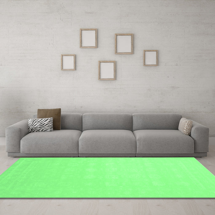Machine Washable Solid Emerald Green Modern Area Rugs in a Living Room,, wshcon176emgrn