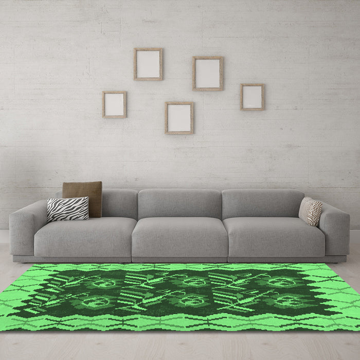Machine Washable Abstract Emerald Green Contemporary Area Rugs in a Living Room,, wshcon1882emgrn