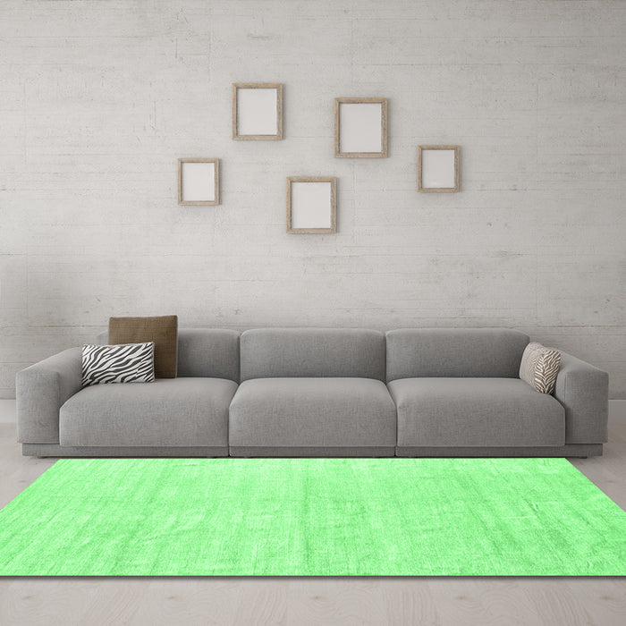 Machine Washable Solid Emerald Green Modern Area Rugs in a Living Room,, wshcon1947emgrn
