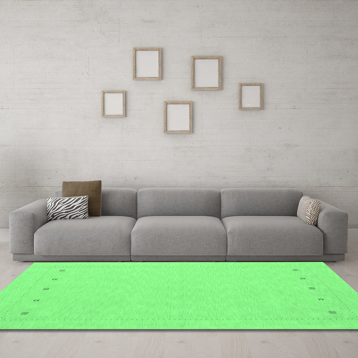 Machine Washable Solid Emerald Green Modern Area Rugs in a Living Room,, wshcon2020emgrn