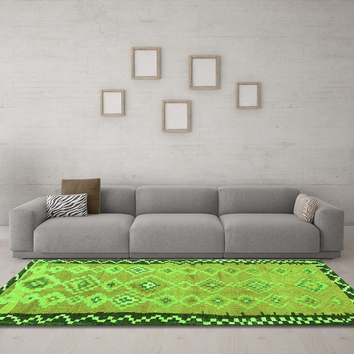 Machine Washable Oriental Green Traditional Area Rugs in a Living Room,, wshcon2022grn