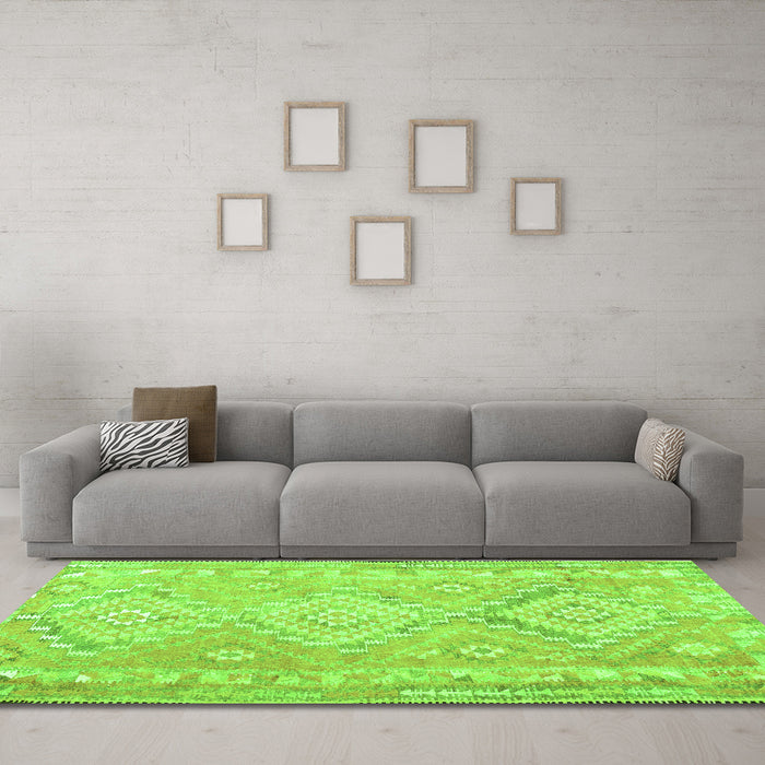 Machine Washable Oriental Green Traditional Area Rugs in a Living Room,, wshcon2027grn