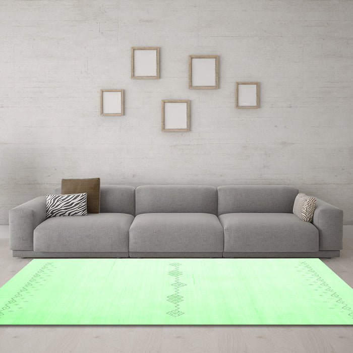 Machine Washable Solid Emerald Green Modern Area Rugs in a Living Room,, wshcon2029emgrn