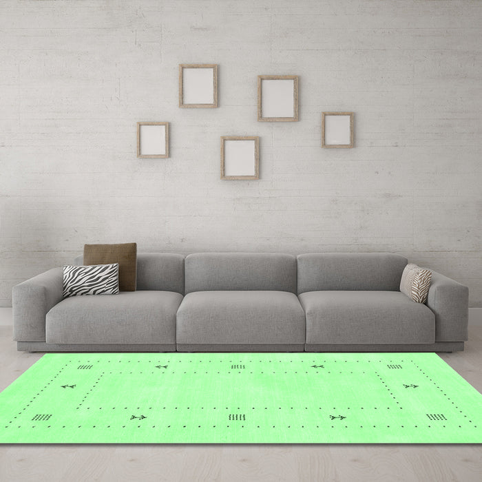Machine Washable Solid Emerald Green Modern Area Rugs in a Living Room,, wshcon2037emgrn