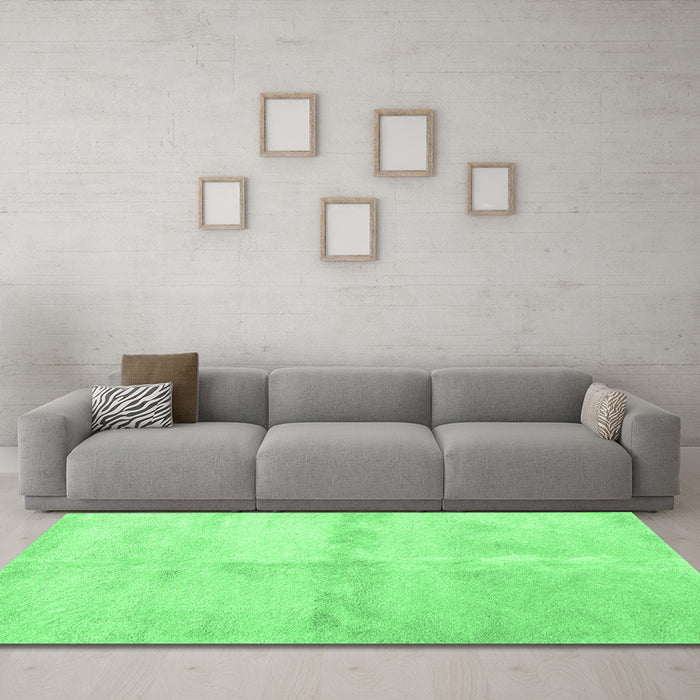 Machine Washable Abstract Emerald Green Contemporary Area Rugs in a Living Room,, wshcon2053emgrn