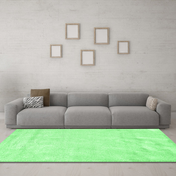 Machine Washable Solid Emerald Green Modern Area Rugs in a Living Room,, wshcon2054emgrn