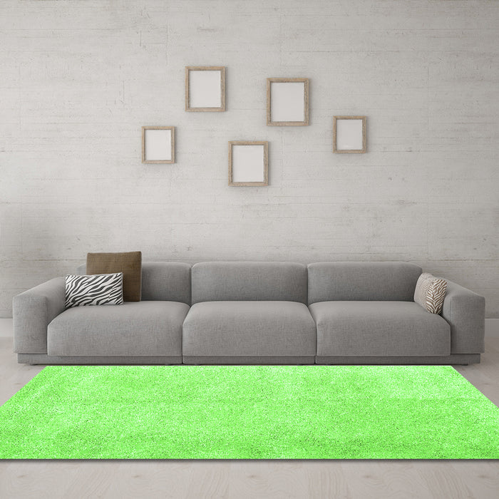 Machine Washable Solid Green Modern Area Rugs in a Living Room,, wshcon2055grn