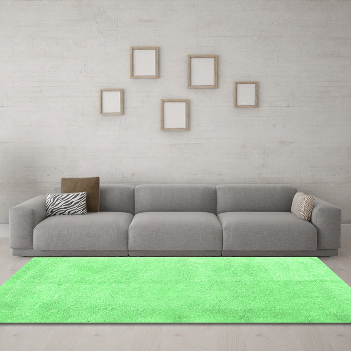Machine Washable Solid Emerald Green Modern Area Rugs in a Living Room,, wshcon2055emgrn
