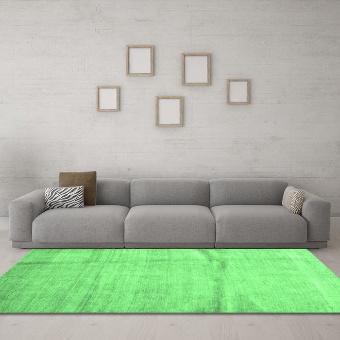 Machine Washable Abstract Emerald Green Contemporary Area Rugs in a Living Room,, wshcon2057emgrn