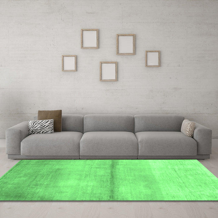 Machine Washable Abstract Emerald Green Contemporary Area Rugs in a Living Room,, wshcon2058emgrn