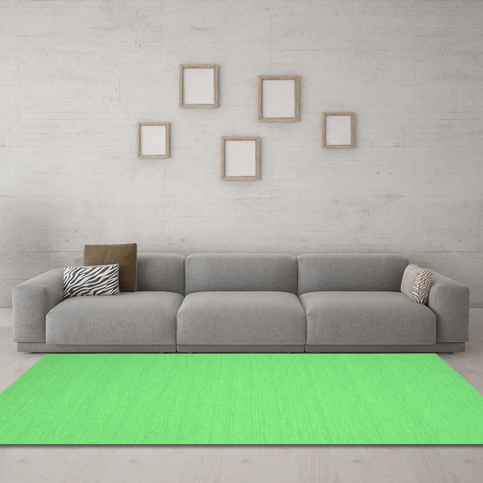 Machine Washable Solid Emerald Green Modern Area Rugs in a Living Room,, wshcon207emgrn