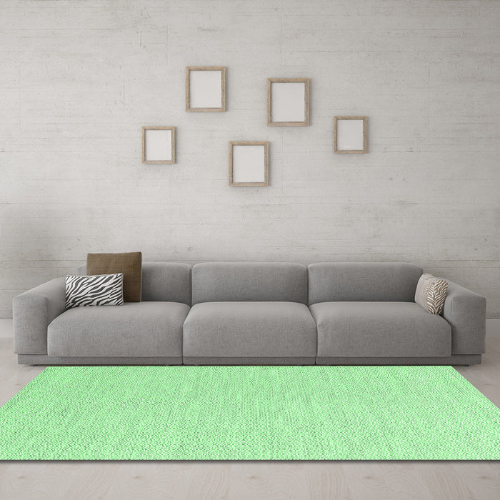 Machine Washable Solid Emerald Green Modern Area Rugs in a Living Room,, wshcon2121emgrn