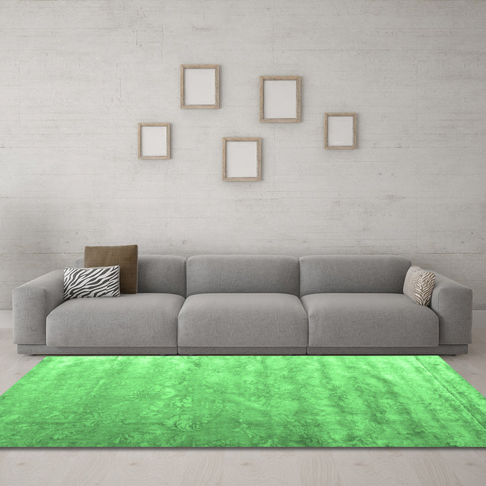 Machine Washable Solid Emerald Green Modern Area Rugs in a Living Room,, wshcon2261emgrn