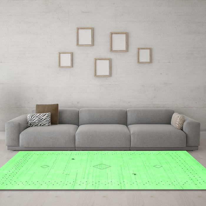 Machine Washable Solid Emerald Green Modern Area Rugs in a Living Room,, wshcon2304emgrn