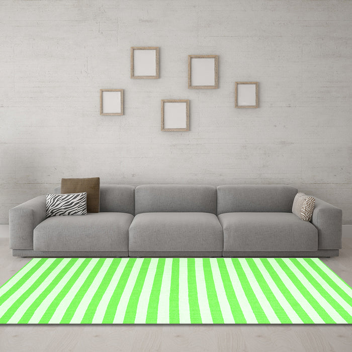 Machine Washable Solid Green Modern Area Rugs in a Living Room,, wshcon2414grn