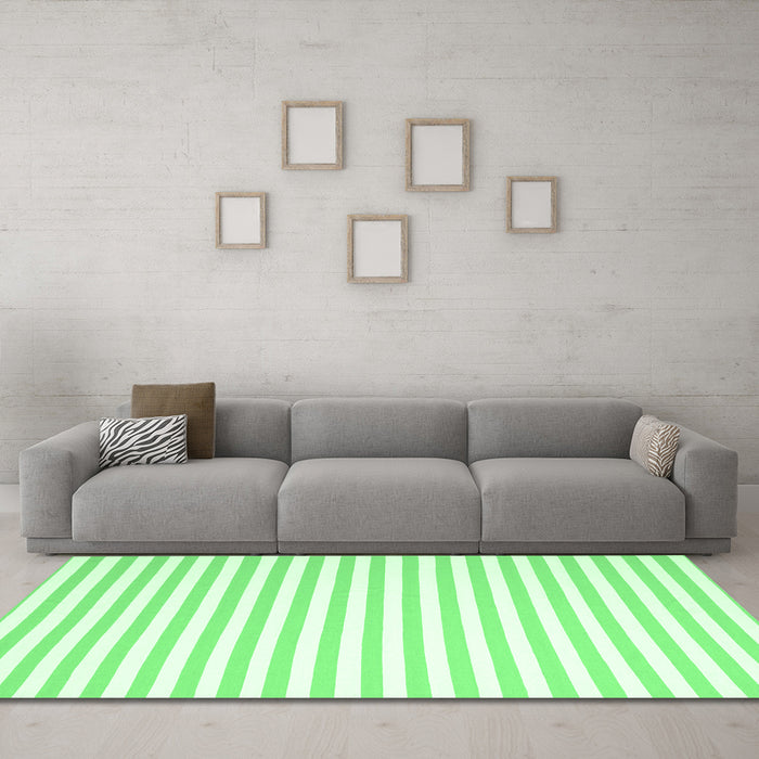 Machine Washable Solid Emerald Green Modern Area Rugs in a Living Room,, wshcon2414emgrn