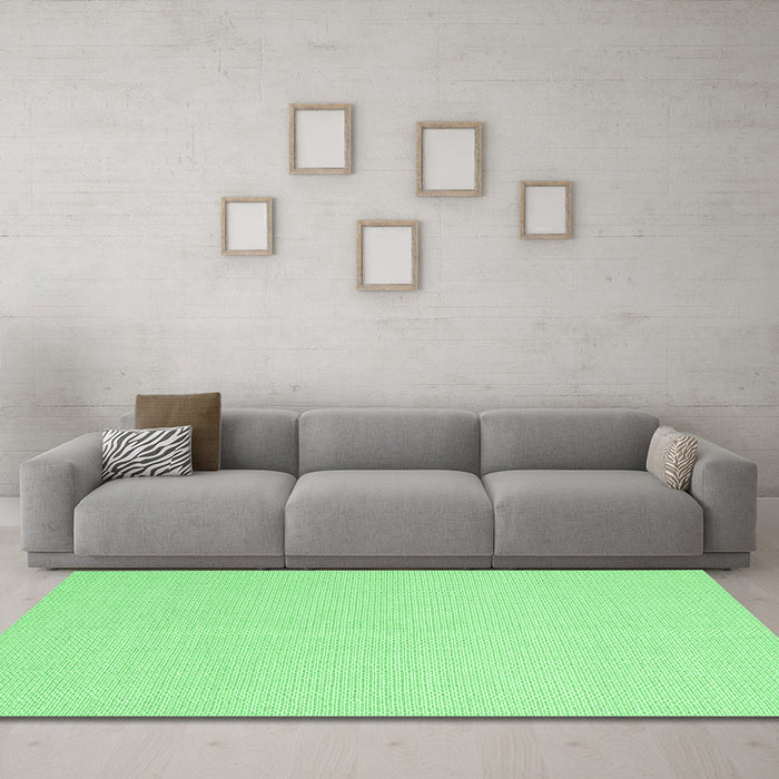Machine Washable Solid Emerald Green Modern Area Rugs in a Living Room,, wshcon2419emgrn