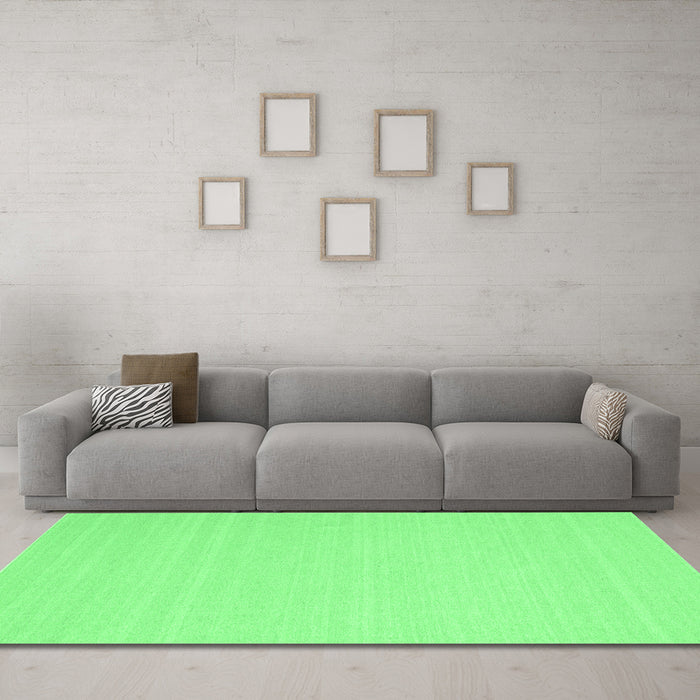 Machine Washable Solid Emerald Green Modern Area Rugs in a Living Room,, wshcon2423emgrn