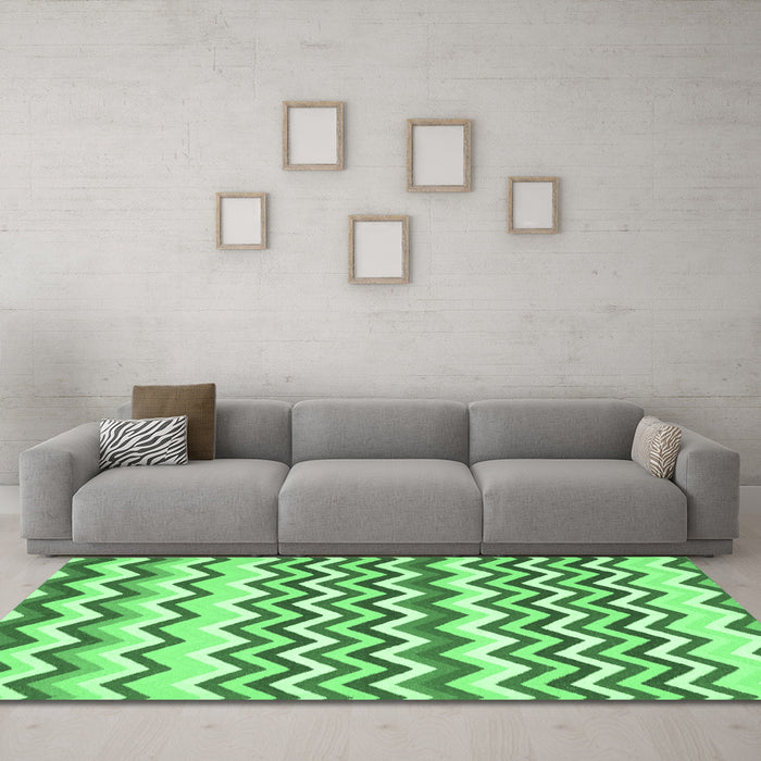Machine Washable Abstract Emerald Green Contemporary Area Rugs in a Living Room,, wshcon2429emgrn