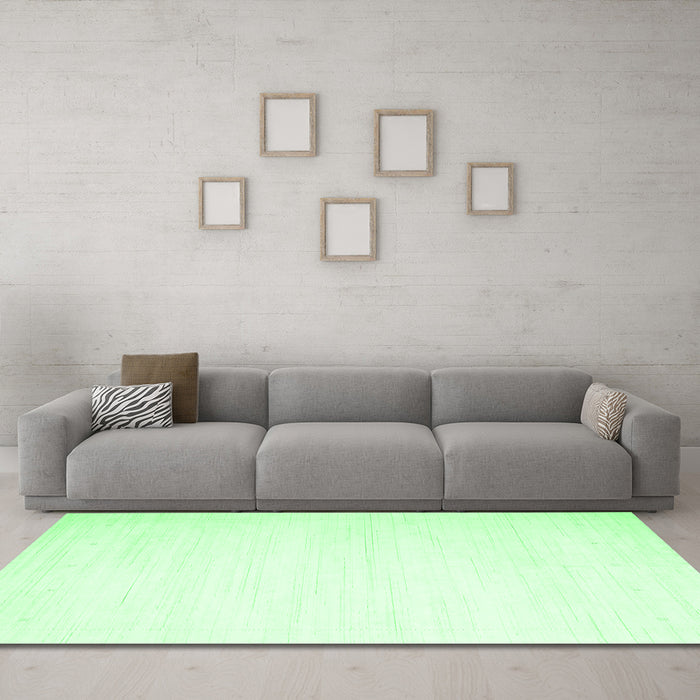 Machine Washable Solid Emerald Green Modern Area Rugs in a Living Room,, wshcon2444emgrn