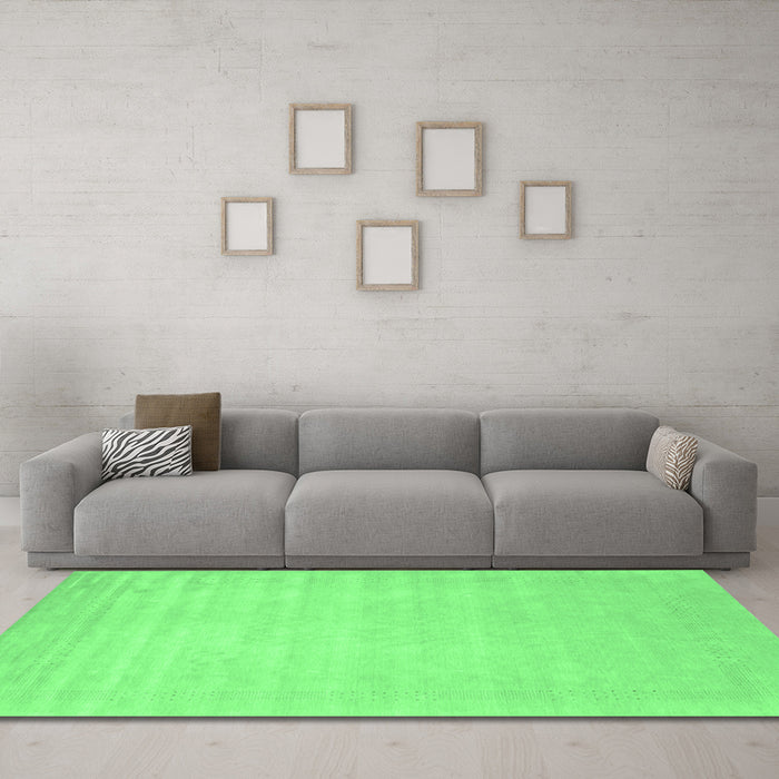 Machine Washable Solid Emerald Green Modern Area Rugs in a Living Room,, wshcon2453emgrn