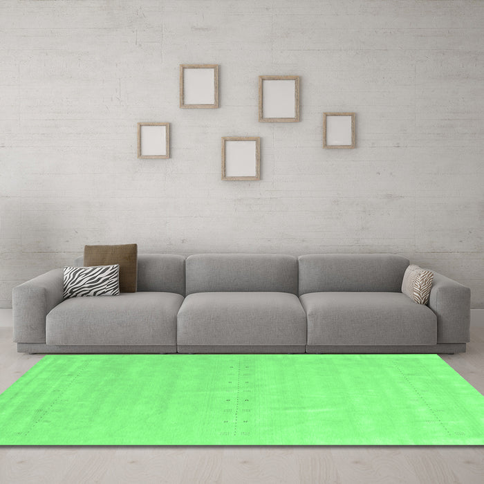 Machine Washable Solid Emerald Green Modern Area Rugs in a Living Room,, wshcon2461emgrn