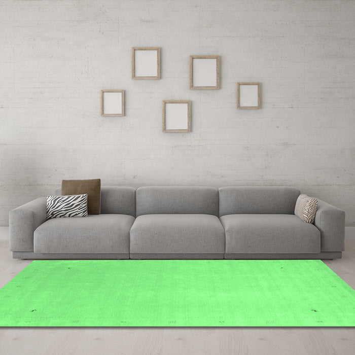 Machine Washable Solid Emerald Green Modern Area Rugs in a Living Room,, wshcon2464emgrn
