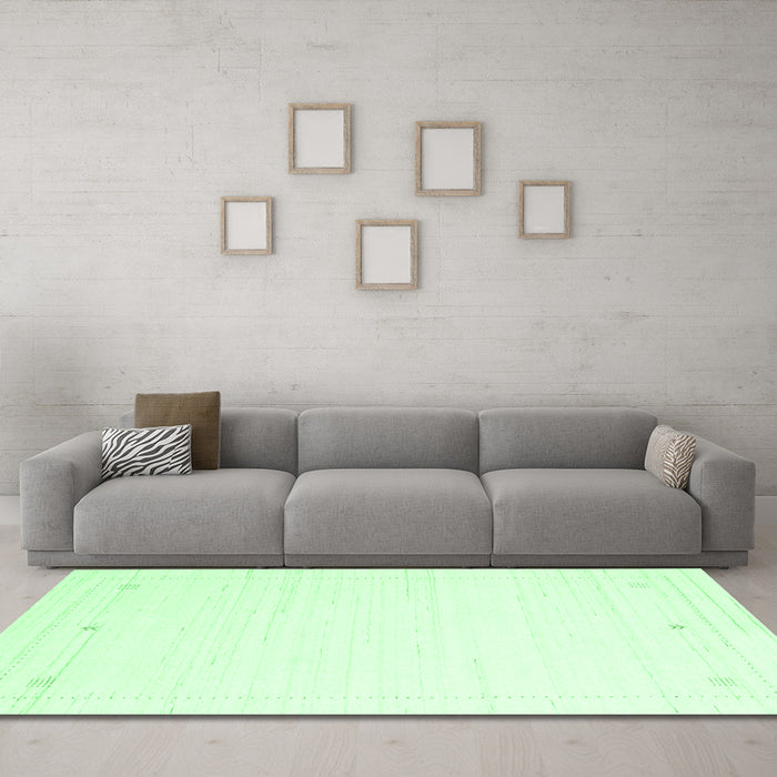 Machine Washable Solid Emerald Green Modern Area Rugs in a Living Room,, wshcon2474emgrn