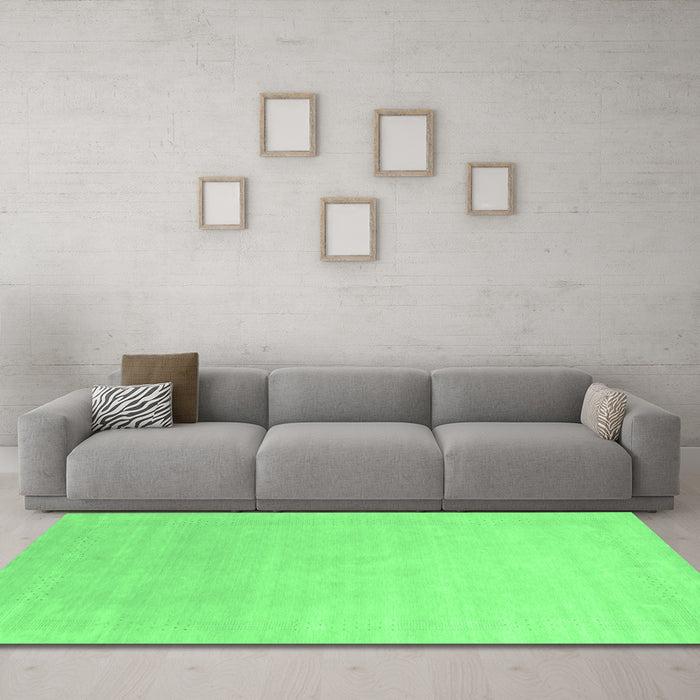 Machine Washable Solid Emerald Green Modern Area Rugs in a Living Room,, wshcon2478emgrn