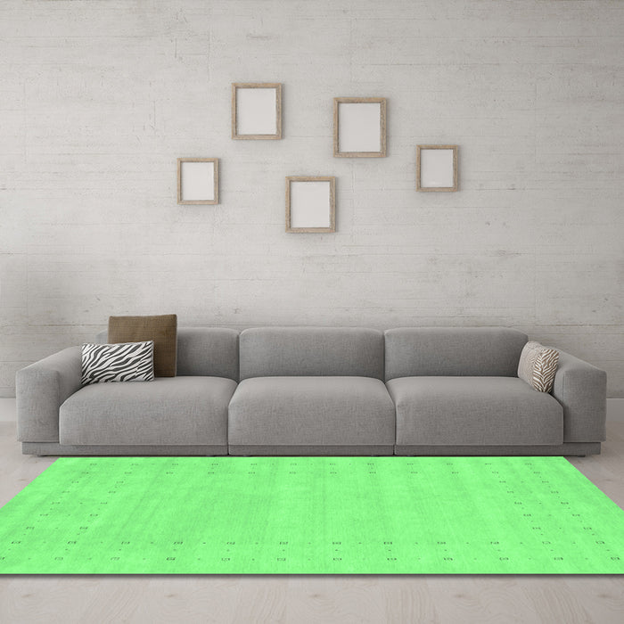 Machine Washable Solid Emerald Green Modern Area Rugs in a Living Room,, wshcon2479emgrn