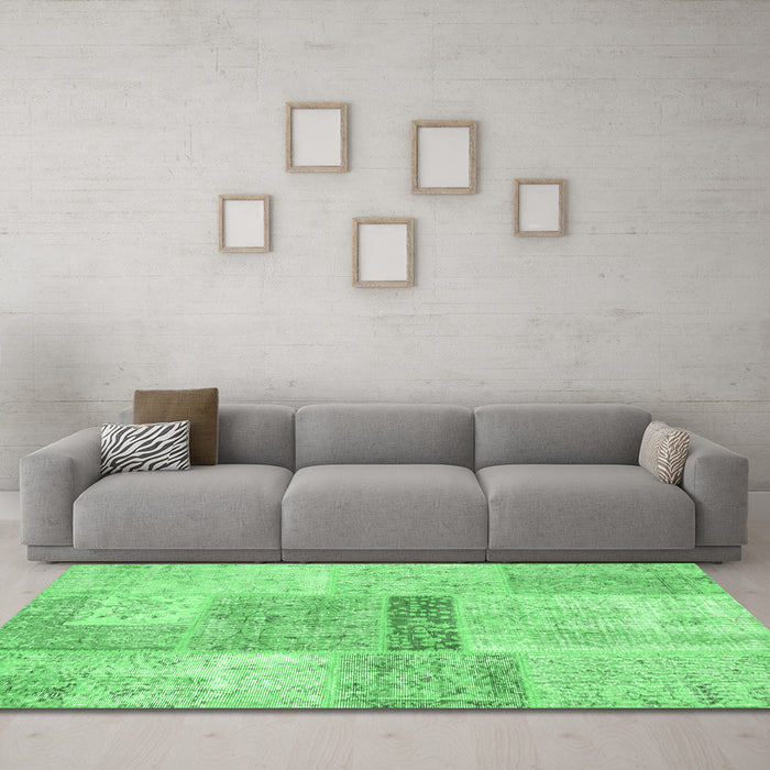 Machine Washable Patchwork Emerald Green Transitional Area Rugs in a Living Room,, wshcon247emgrn