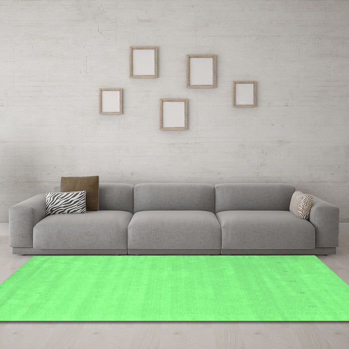 Machine Washable Solid Emerald Green Modern Area Rugs in a Living Room,, wshcon2486emgrn