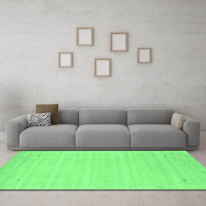 Machine Washable Solid Emerald Green Modern Area Rugs in a Living Room,, wshcon2487emgrn