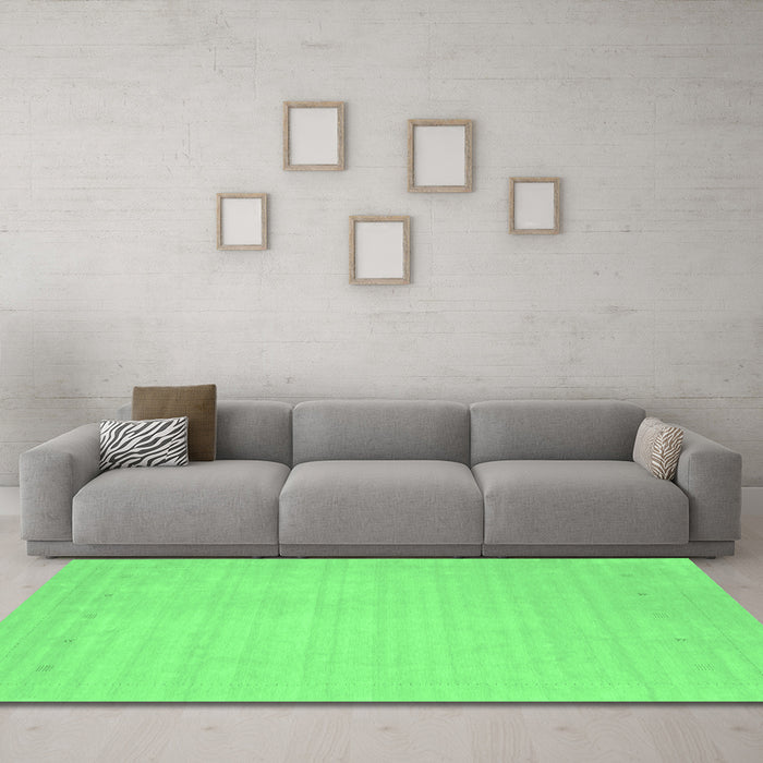 Machine Washable Solid Emerald Green Modern Area Rugs in a Living Room,, wshcon2488emgrn