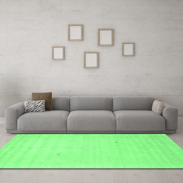 Machine Washable Solid Emerald Green Modern Area Rugs in a Living Room,, wshcon2498emgrn