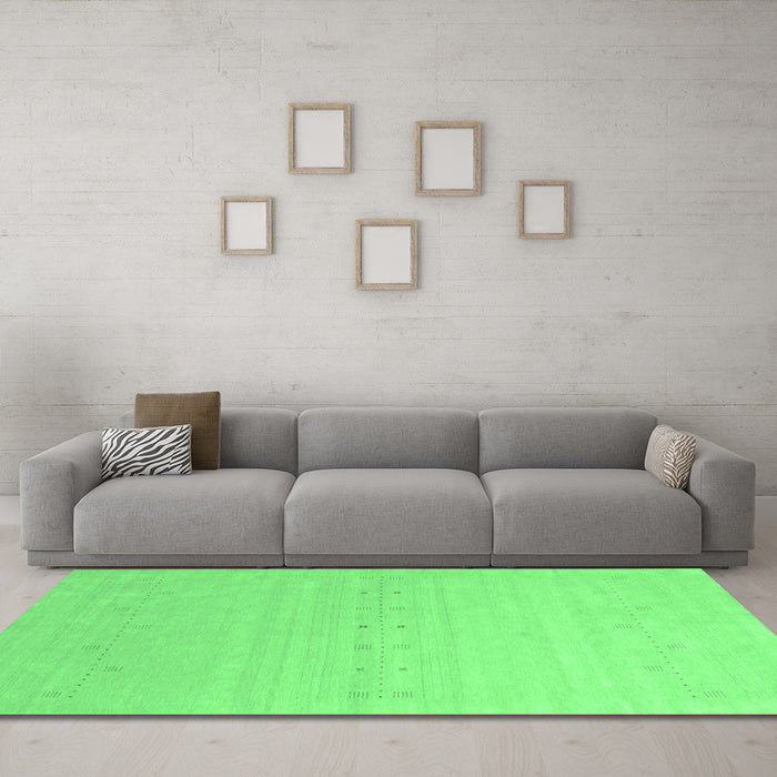 Machine Washable Solid Emerald Green Modern Area Rugs in a Living Room,, wshcon2500emgrn