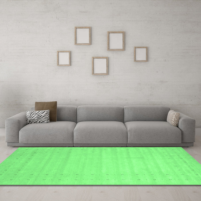 Machine Washable Solid Emerald Green Modern Area Rugs in a Living Room,, wshcon2502emgrn