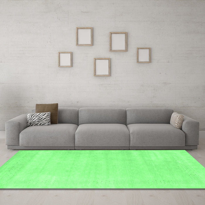 Machine Washable Solid Emerald Green Modern Area Rugs in a Living Room,, wshcon2509emgrn