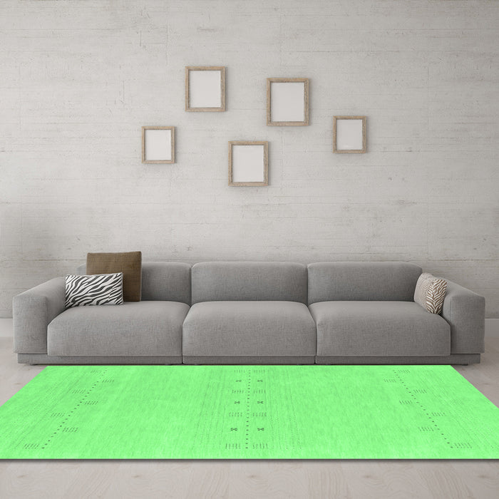 Machine Washable Solid Emerald Green Modern Area Rugs in a Living Room,, wshcon2515emgrn