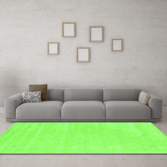 Machine Washable Solid Green Modern Area Rugs in a Living Room,, wshcon2516grn