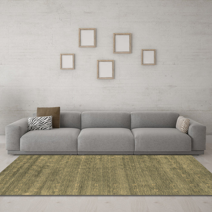 Machine Washable Abstract Brown Contemporary Rug in a Living Room,, wshcon2517brn