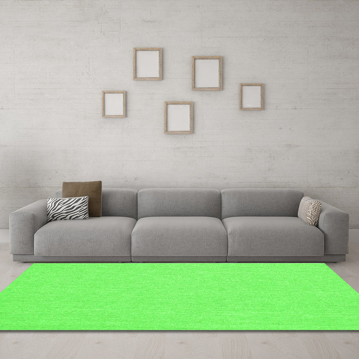 Machine Washable Solid Green Modern Area Rugs in a Living Room,, wshcon251grn