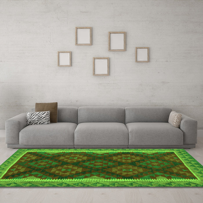 Machine Washable Oriental Green Traditional Area Rugs in a Living Room,, wshcon2546grn