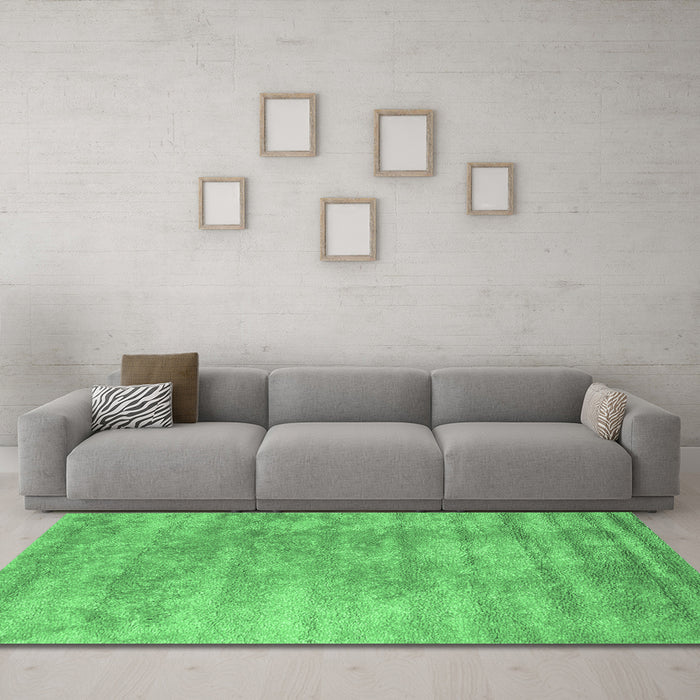 Machine Washable Abstract Emerald Green Contemporary Area Rugs in a Living Room,, wshcon2550emgrn