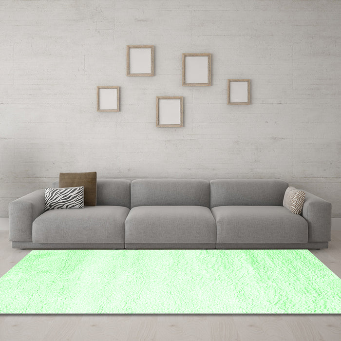 Machine Washable Solid Emerald Green Modern Area Rugs in a Living Room,, wshcon2560emgrn